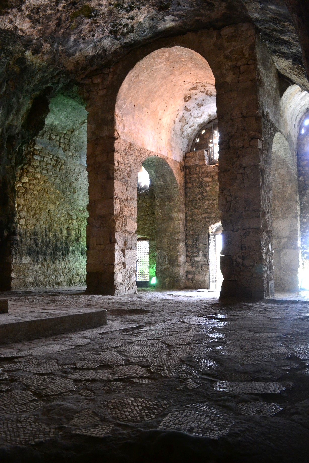 El interior de la Gruta de San Pedro, en Antioquía